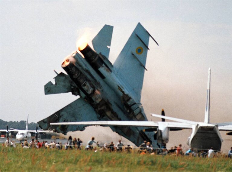 ukraine-lviv-sknyliv-airfield-explosion-27-07-2002-working-with-crowds